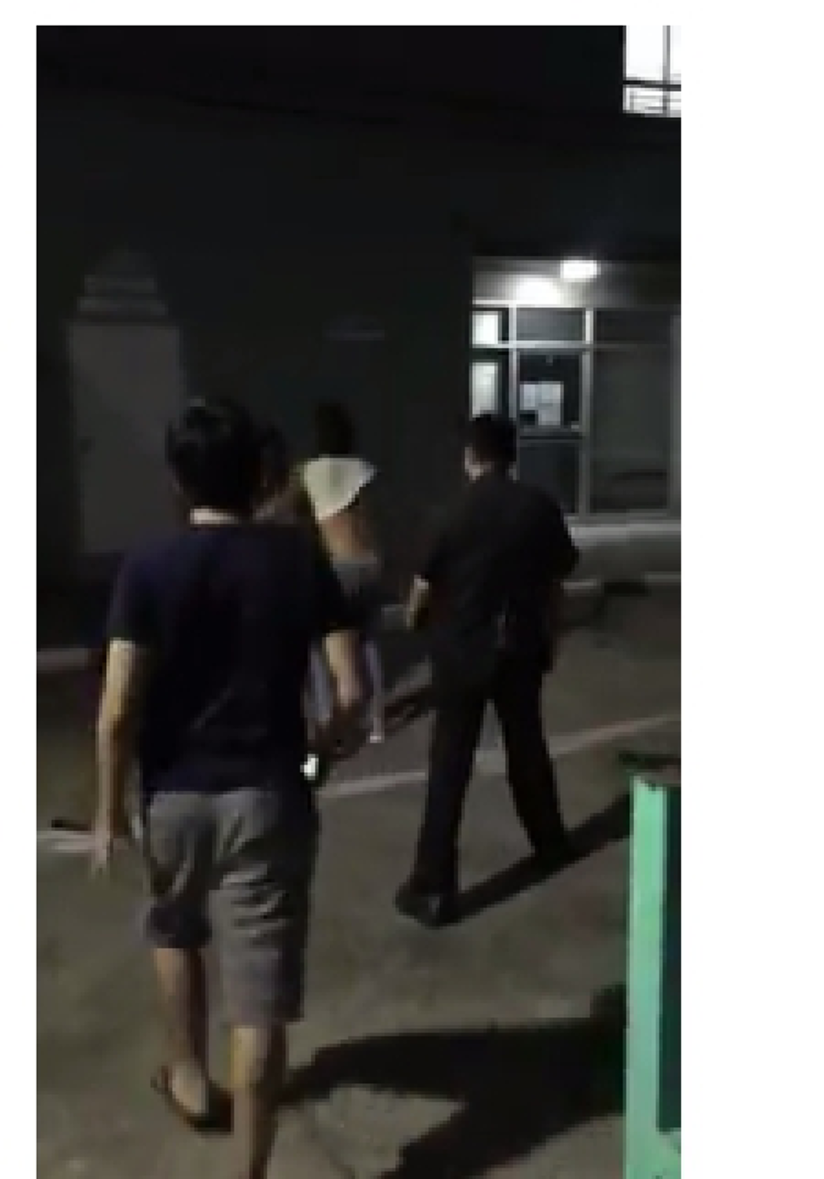 พูดงี้ได้ไงคนเหมือนกัน หยามศักดิ์ศรี ว่าเป็นคนไร้เกียรติ หนุ่มอ้างเป็นโปรดิวเซอร์เมาด่า รปภ. จนเป็นเหตุ ถูก รปภ.รุมกระทืบสลบ!! (มีคลิป)