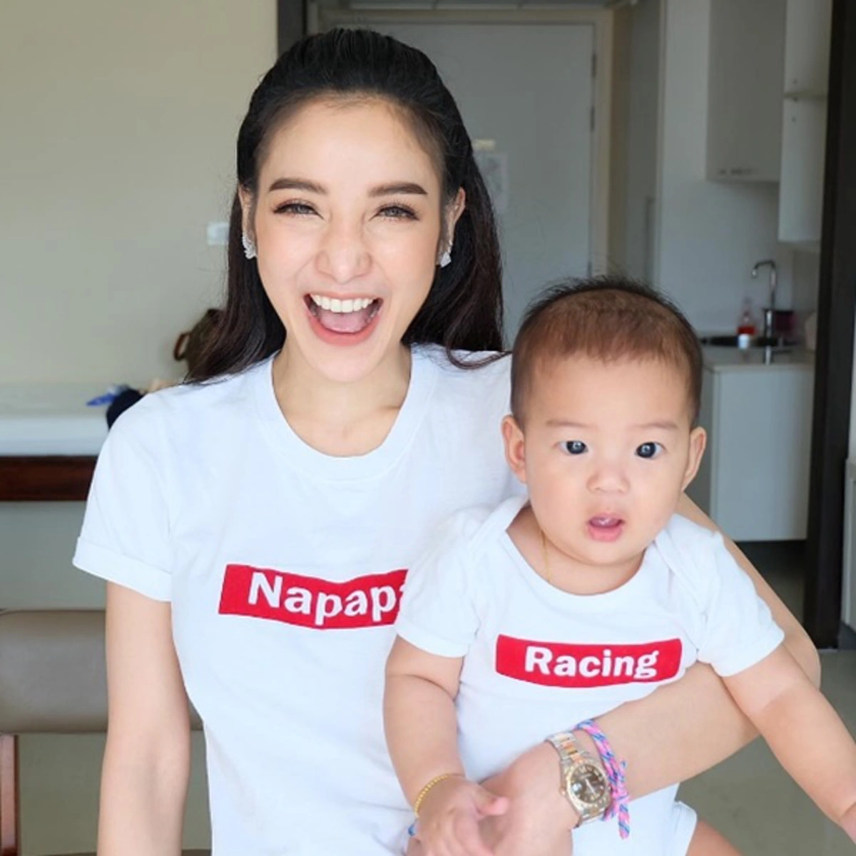คุณแม่สุดสตรอง!!! "แพท ณปภา" กระเตงลูกออกงาน เผย "เบนซ์" กลัวลูกจำหน้าไม่ได้ แต่ยังหวังได้ออกมาเลี้ยงลูก