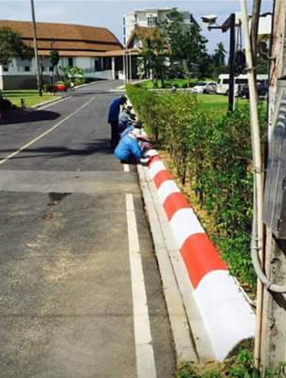 อยู่นิ่งไม่ได้แล้ว!!อบต.ไม้ขาวเคลียร์รัวๆโดนร้องใช้งบฯเป็นล้านสร้างถนนสาธารณะ แต่ชาวบ้านหมดสิทธิ์ใช้เท่าโรงแรมหรู บอกเลยแจงแค่นี้จบยากแน่ๆ??
