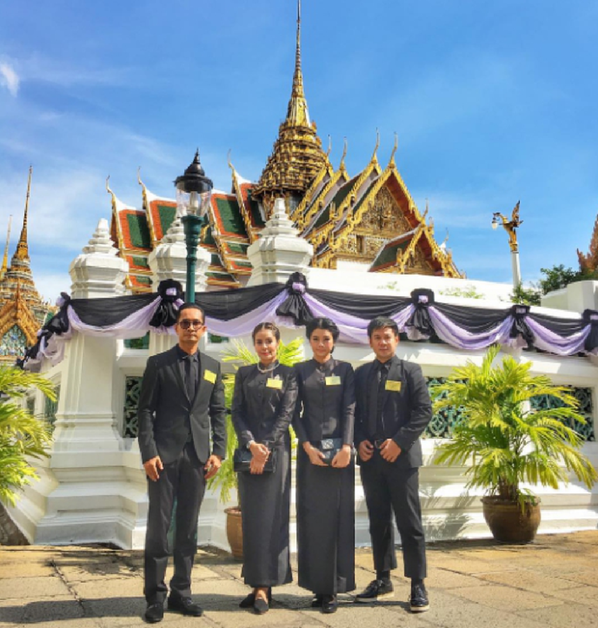 ผู้ปิดทองหลังพระ!! ชาวเน็ตยกย่อง "ดาราตลกชื่อดัง"หัวใจภักดี เป็นจิตอาสาดูแลประชาชนที่มารอกราบพระบรมศพ !?!