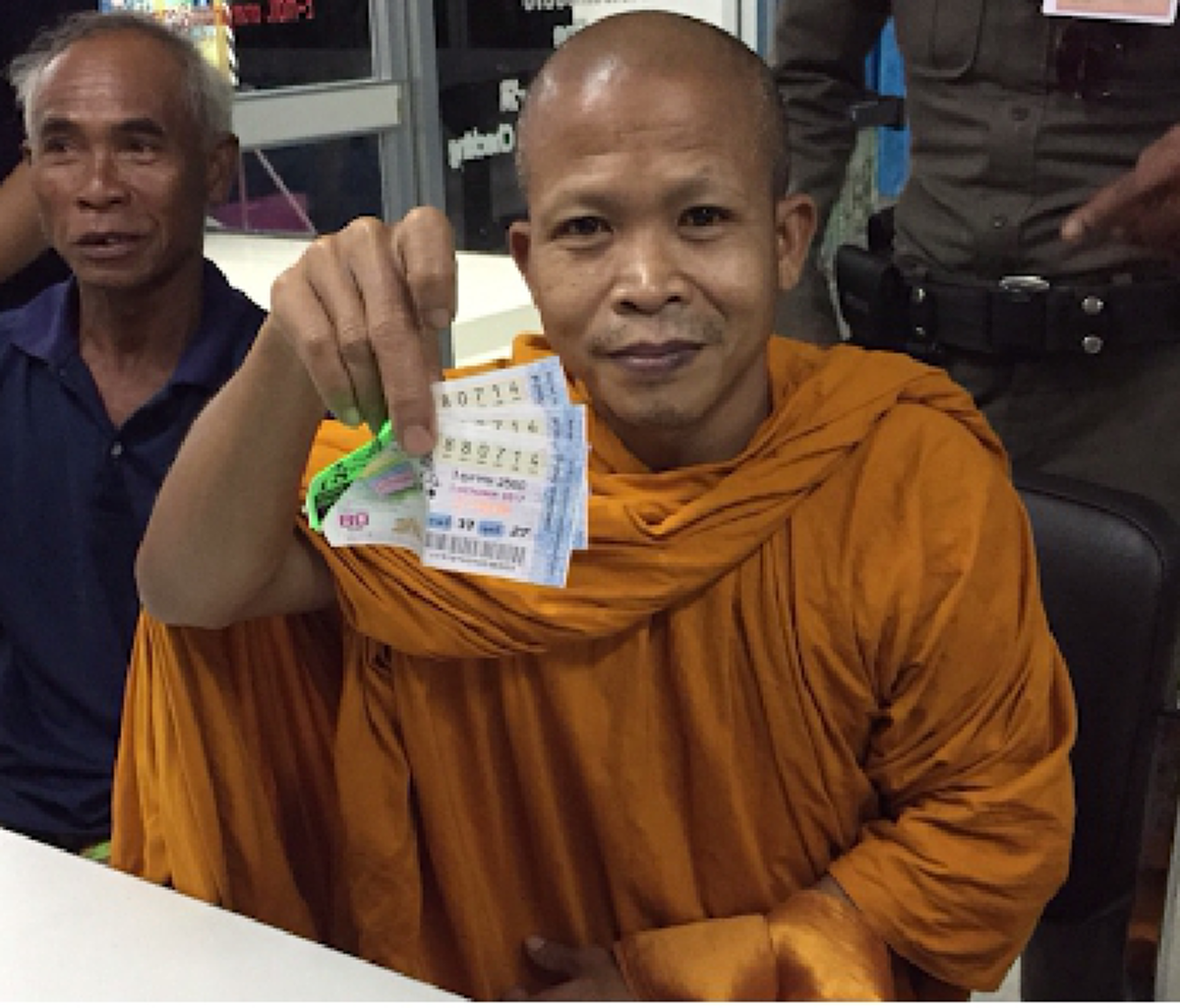 หลวงพี่ดวงเฮง บุญหนุนนำ ถูกลอตเตอรี่รางวัลที่ 1 รับเละ 18 ล้านบาท!!! ถือเป็นรางวัลใหญ่ที่จ.สุรินทร์ รวยกันเละมาแล้วถึง 4 งวด!!
