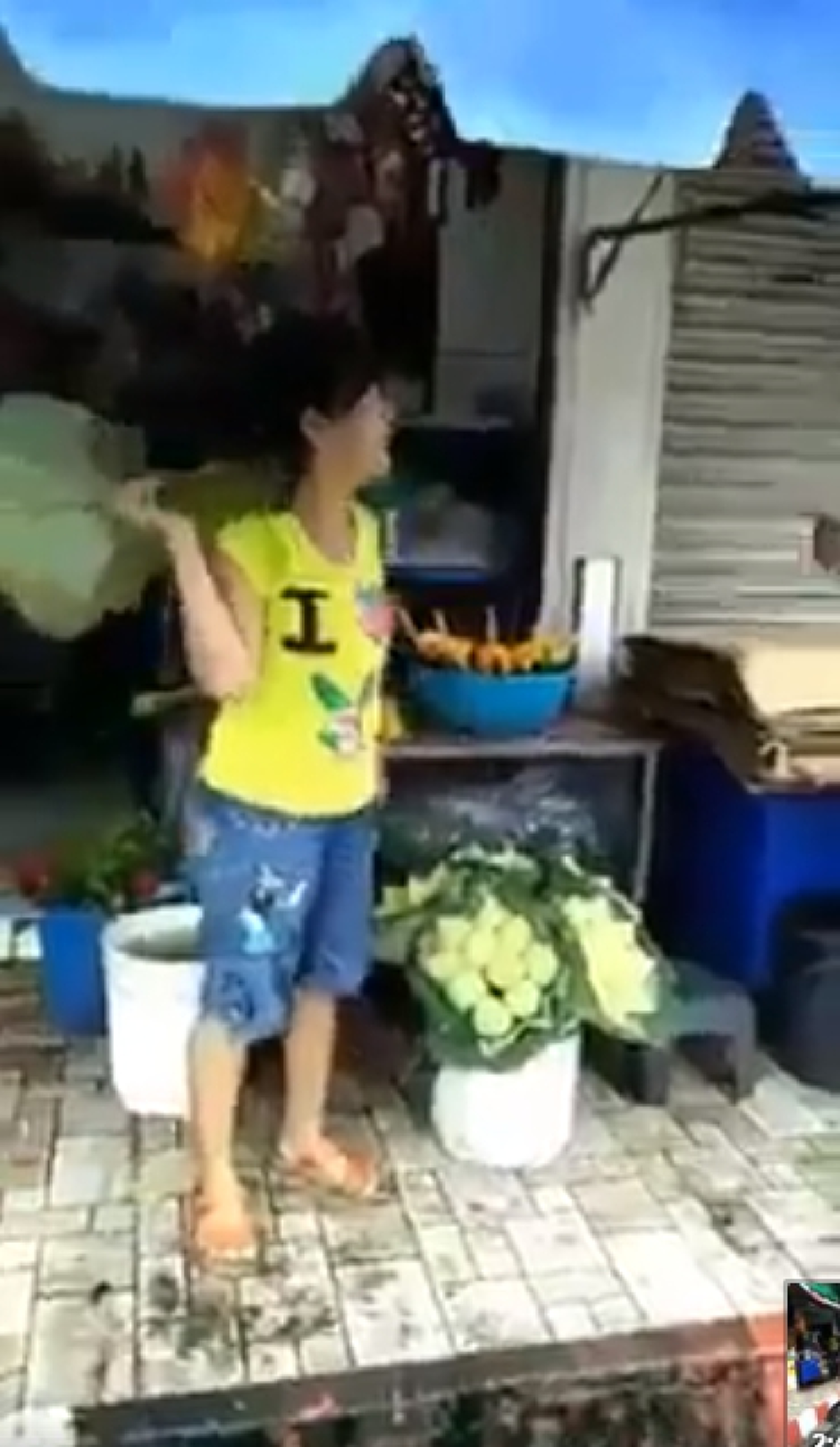 มึงเอาไปให้หมดเลย!! ปะทะเดือด เทศกิจVSแม่ค้า ด่ากราดปาข้าวของเละกลางตลาด เหตุวางของบนทางเท้า สุดท้ายปานปลาย จนท.บาดเจ็บ แม้ทำตามคำสั่ง ??