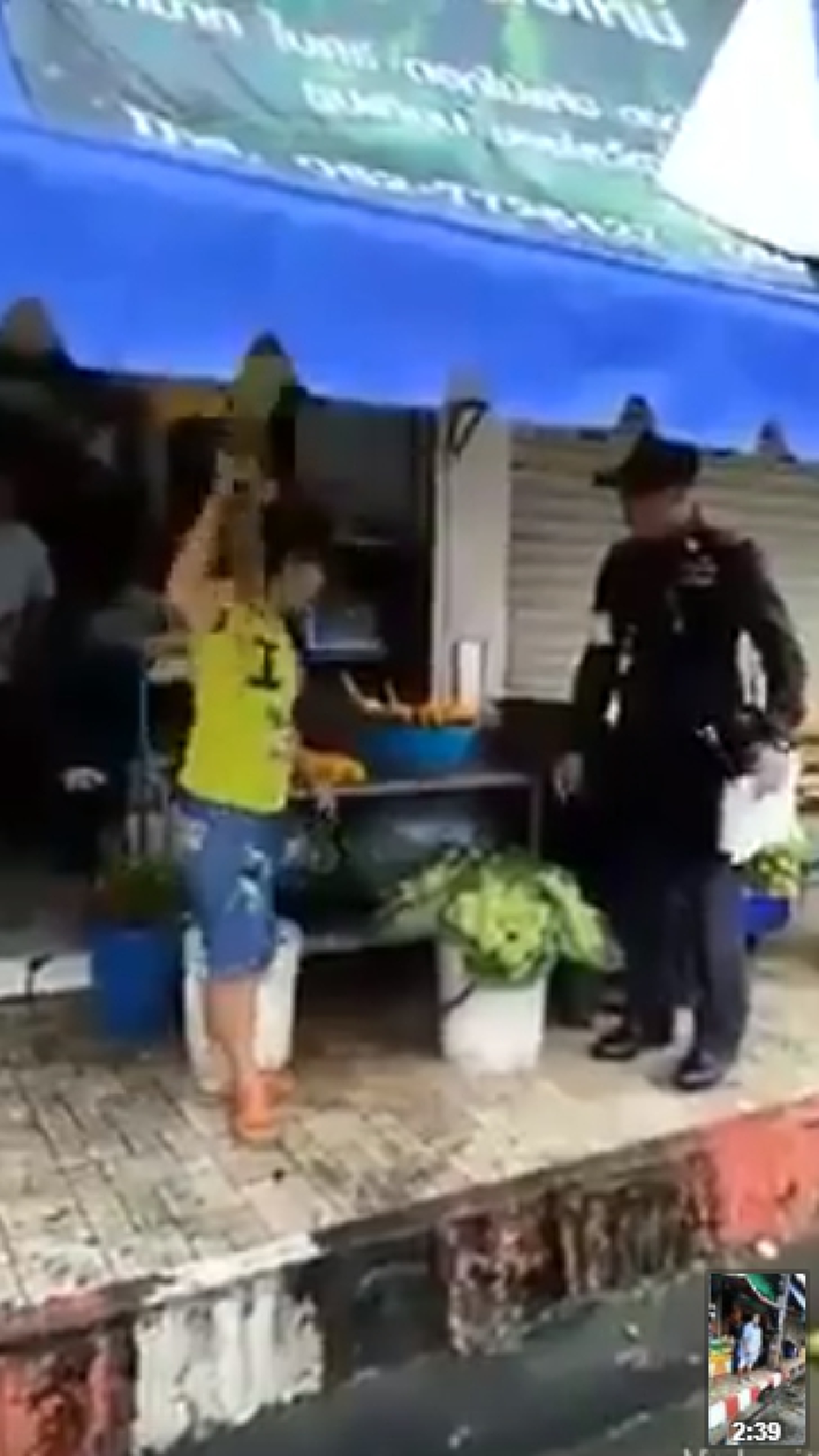 มึงเอาไปให้หมดเลย!! ปะทะเดือด เทศกิจVSแม่ค้า ด่ากราดปาข้าวของเละกลางตลาด เหตุวางของบนทางเท้า สุดท้ายปานปลาย จนท.บาดเจ็บ แม้ทำตามคำสั่ง ??