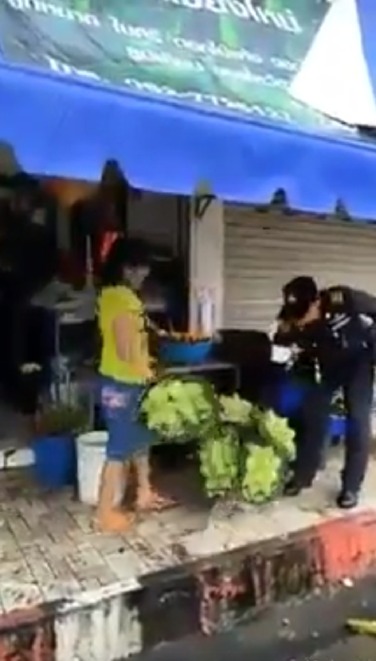 มึงเอาไปให้หมดเลย!! ปะทะเดือด เทศกิจVSแม่ค้า ด่ากราดปาข้าวของเละกลางตลาด เหตุวางของบนทางเท้า สุดท้ายปานปลาย จนท.บาดเจ็บ แม้ทำตามคำสั่ง ??