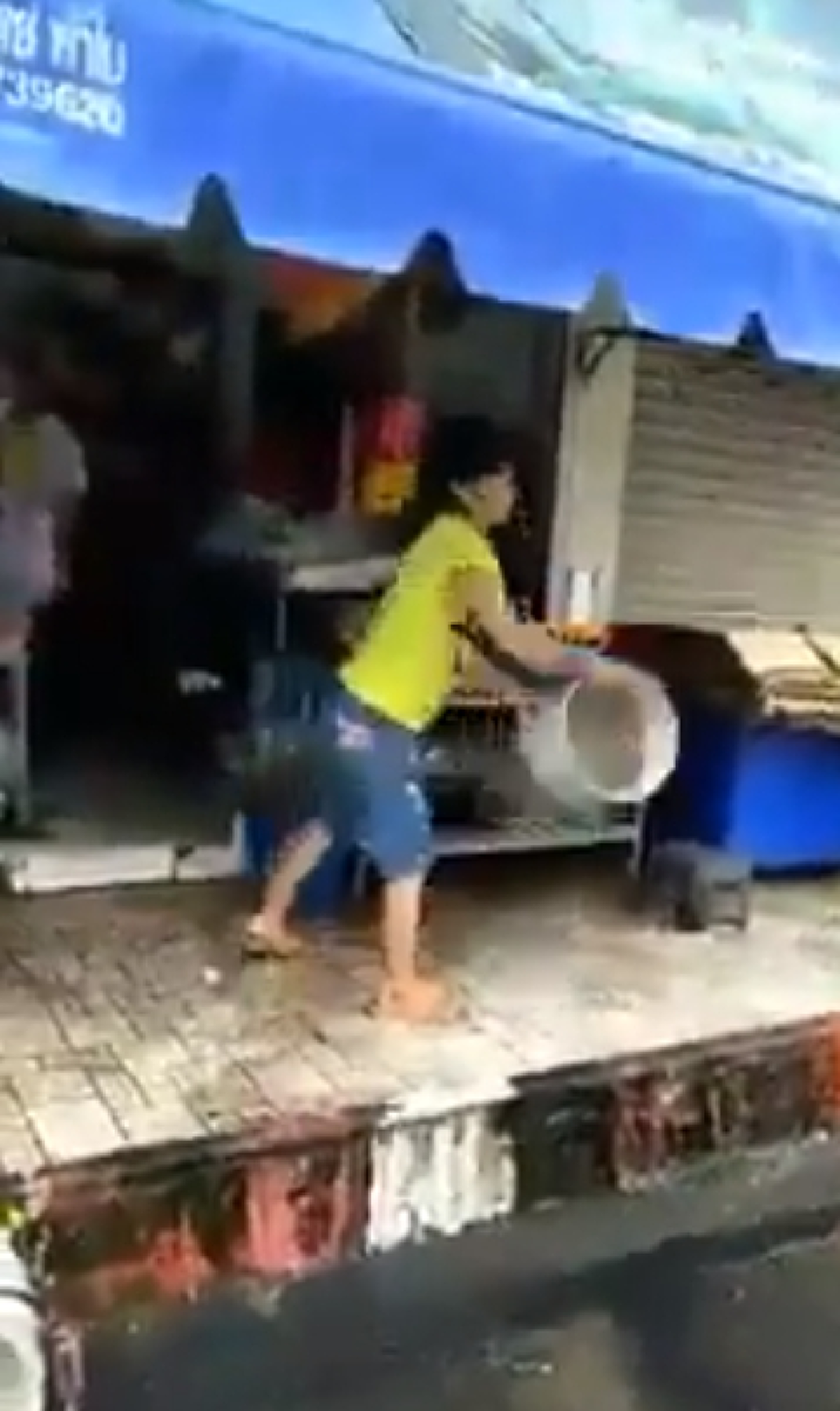 มึงเอาไปให้หมดเลย!! ปะทะเดือด เทศกิจVSแม่ค้า ด่ากราดปาข้าวของเละกลางตลาด เหตุวางของบนทางเท้า สุดท้ายปานปลาย จนท.บาดเจ็บ แม้ทำตามคำสั่ง ??