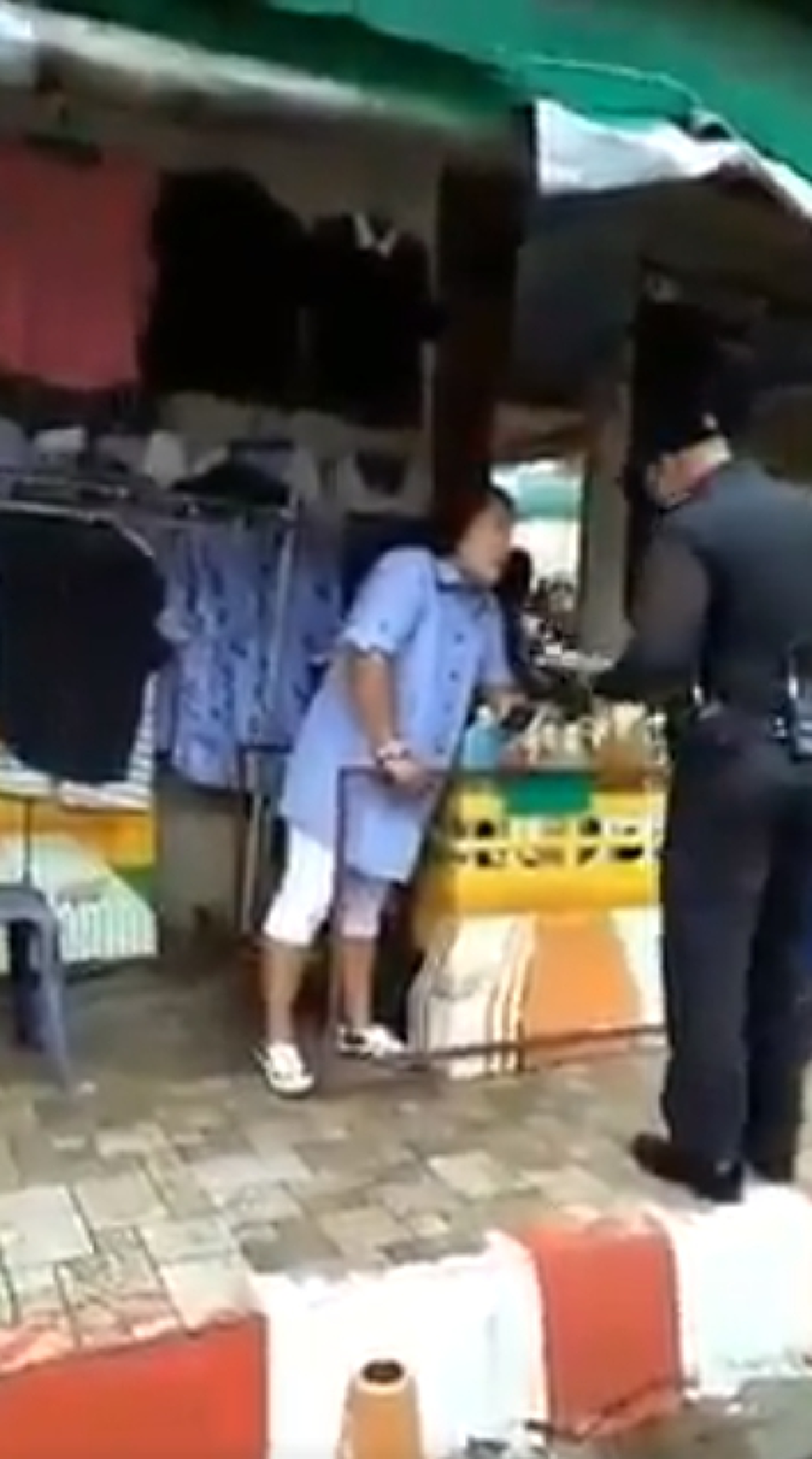 มึงเอาไปให้หมดเลย!! ปะทะเดือด เทศกิจVSแม่ค้า ด่ากราดปาข้าวของเละกลางตลาด เหตุวางของบนทางเท้า สุดท้ายปานปลาย จนท.บาดเจ็บ แม้ทำตามคำสั่ง ??