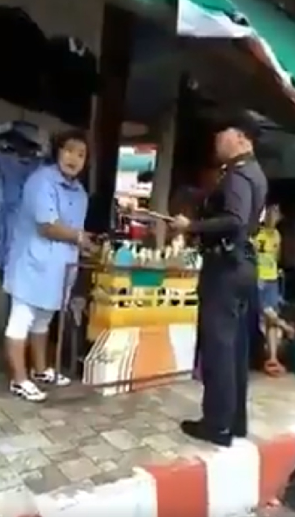 มึงเอาไปให้หมดเลย!! ปะทะเดือด เทศกิจVSแม่ค้า ด่ากราดปาข้าวของเละกลางตลาด เหตุวางของบนทางเท้า สุดท้ายปานปลาย จนท.บาดเจ็บ แม้ทำตามคำสั่ง ??