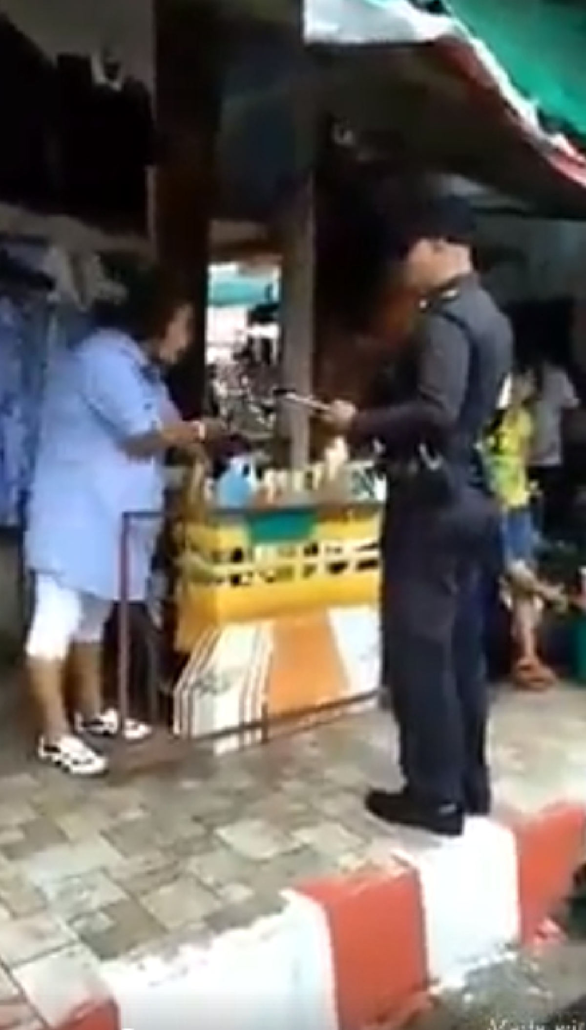 มึงเอาไปให้หมดเลย!! ปะทะเดือด เทศกิจVSแม่ค้า ด่ากราดปาข้าวของเละกลางตลาด เหตุวางของบนทางเท้า สุดท้ายปานปลาย จนท.บาดเจ็บ แม้ทำตามคำสั่ง ??