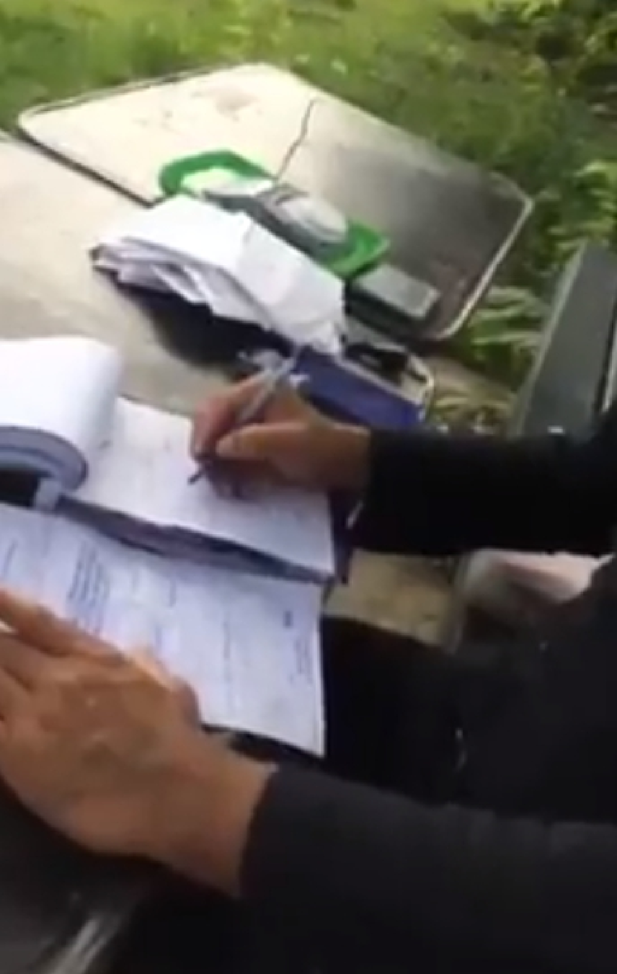 แบบนี้ก็ได้หรอ ??หนุ่มสุดงง โดนตำรวจเขียนใบสั่ง แต่ถูกยึดใบขับขี่ แถมสมุดเหลือง-เปรียบเทียบปรับก็ไม่มี พอถามหาคำตอบทำเอาเงิบ!! โอ้ละหนอตำรวจ