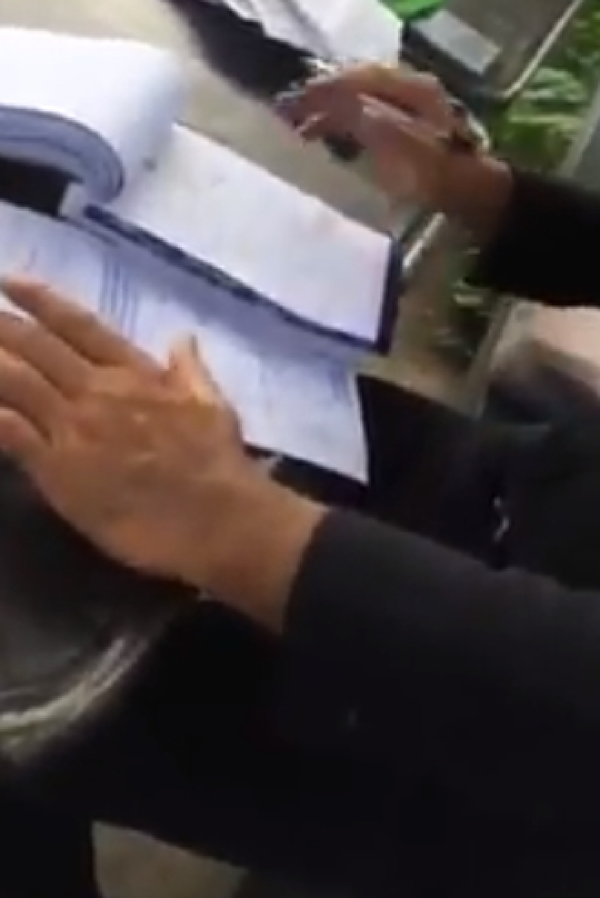 แบบนี้ก็ได้หรอ ??หนุ่มสุดงง โดนตำรวจเขียนใบสั่ง แต่ถูกยึดใบขับขี่ แถมสมุดเหลือง-เปรียบเทียบปรับก็ไม่มี พอถามหาคำตอบทำเอาเงิบ!! โอ้ละหนอตำรวจ