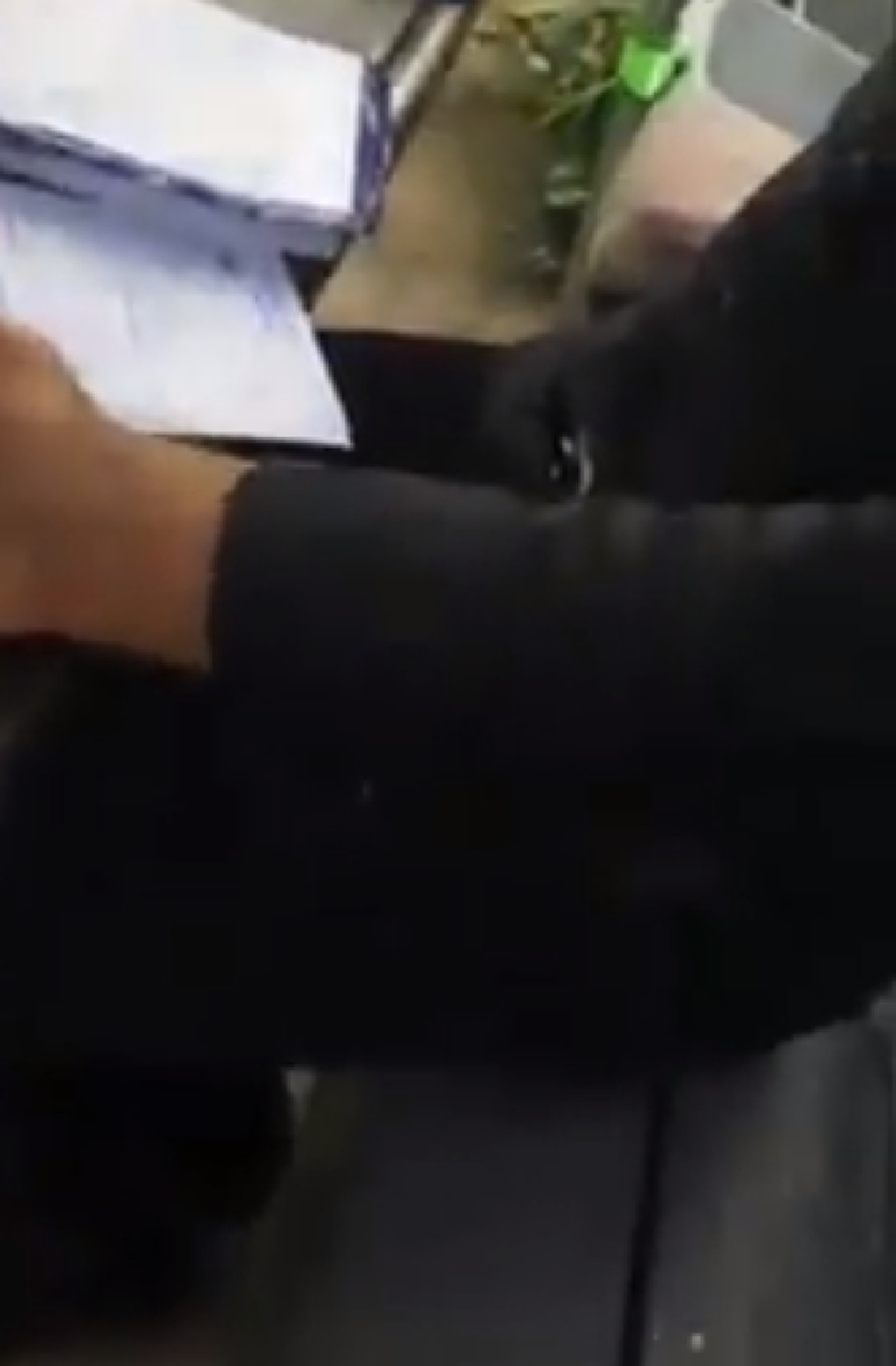 แบบนี้ก็ได้หรอ ??หนุ่มสุดงง โดนตำรวจเขียนใบสั่ง แต่ถูกยึดใบขับขี่ แถมสมุดเหลือง-เปรียบเทียบปรับก็ไม่มี พอถามหาคำตอบทำเอาเงิบ!! โอ้ละหนอตำรวจ