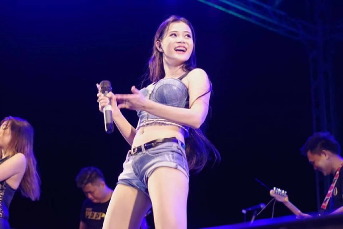 สุดยอดหลานกตัญญู !! "นักร้องลูกทุ่งสาวชื่อดัง" ทุ่มเงินล้าน ต่อเติมบ้านให้ตายาย ที่ร้อยเอ็ด เด็กดีอะไรขนาดนี้ "แฟนคลับ"พากันแห่ชื่นชม !! (ชม