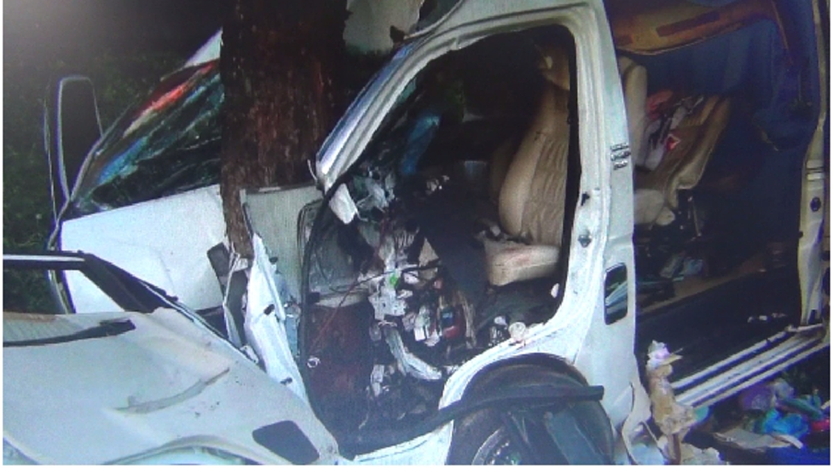 รถตู้รับจ้าง พุ่งชนต้นไม้อย่างจังคาดคนขับหลับใน  กลับจากเคารพพระบรมศพ ดับคาที่ 1 บาดเจ็บระนาว