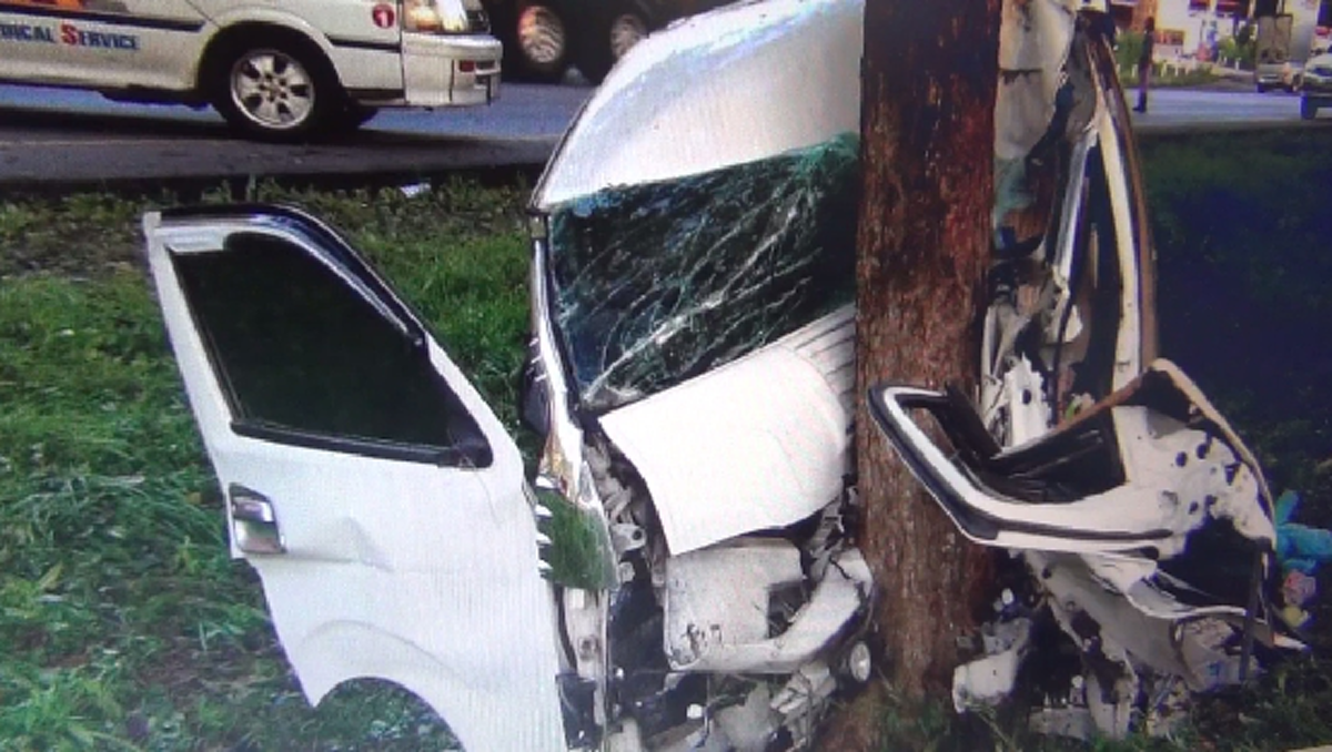 รถตู้รับจ้าง พุ่งชนต้นไม้อย่างจังคาดคนขับหลับใน  กลับจากเคารพพระบรมศพ ดับคาที่ 1 บาดเจ็บระนาว