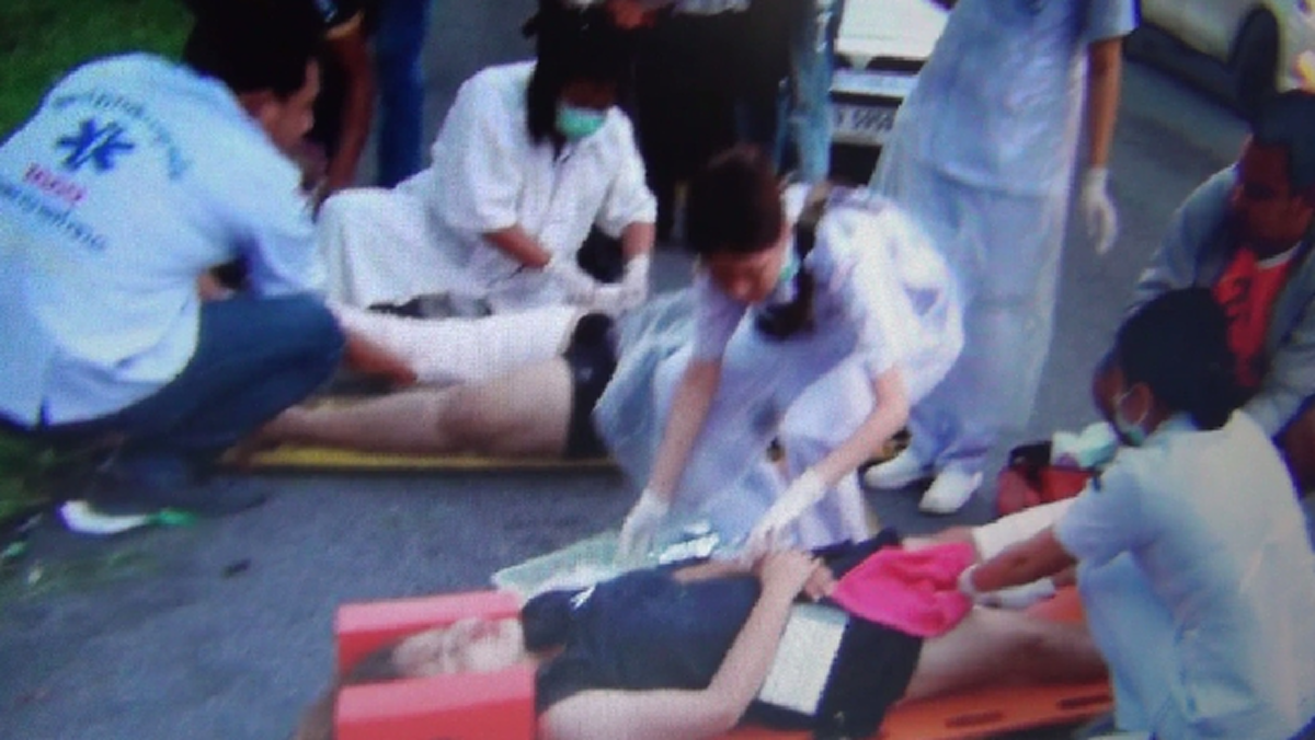 รถตู้รับจ้าง พุ่งชนต้นไม้อย่างจังคาดคนขับหลับใน  กลับจากเคารพพระบรมศพ ดับคาที่ 1 บาดเจ็บระนาว