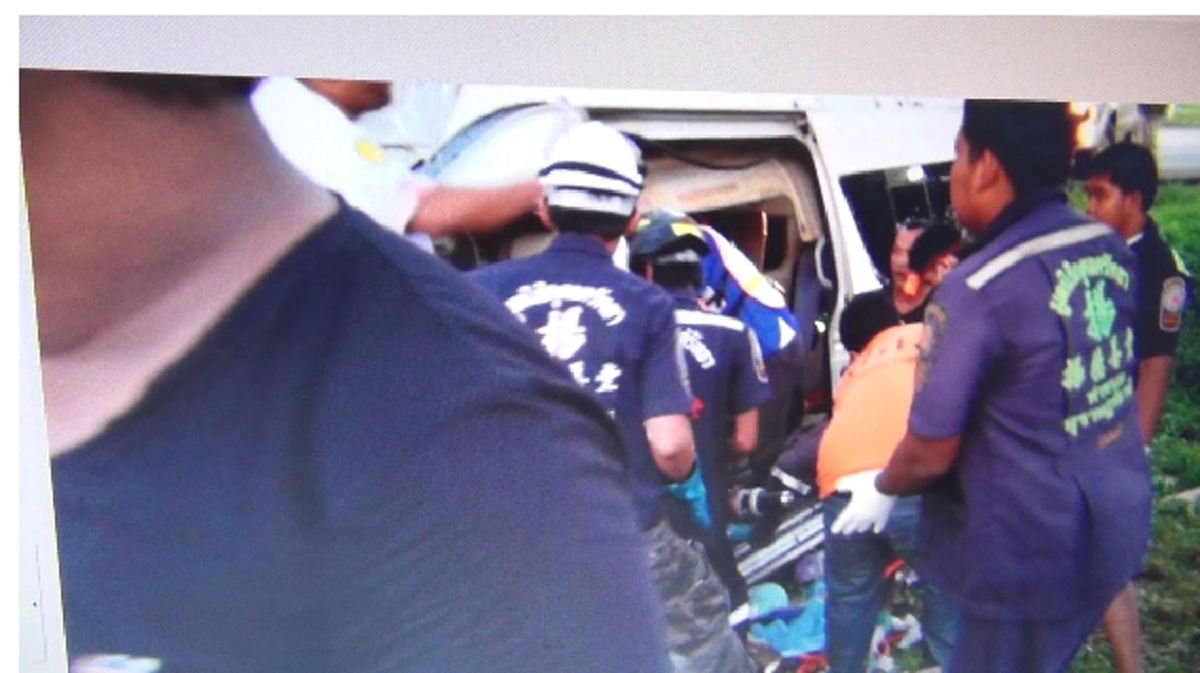 รถตู้รับจ้าง พุ่งชนต้นไม้อย่างจังคาดคนขับหลับใน  กลับจากเคารพพระบรมศพ ดับคาที่ 1 บาดเจ็บระนาว