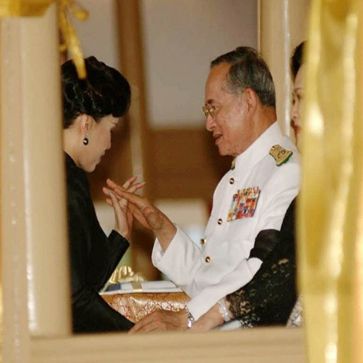 สองพระหัตถ์ซับน้ำตาลูก!! เผยเรื่องราวสุดเศร้า เมื่อครั้ง "ทูลกระหม่อมหญิงฯ" ทรงกันแสงต่อหน้าพระพักตร์ "ทูลกระหม่อมพ่อ"