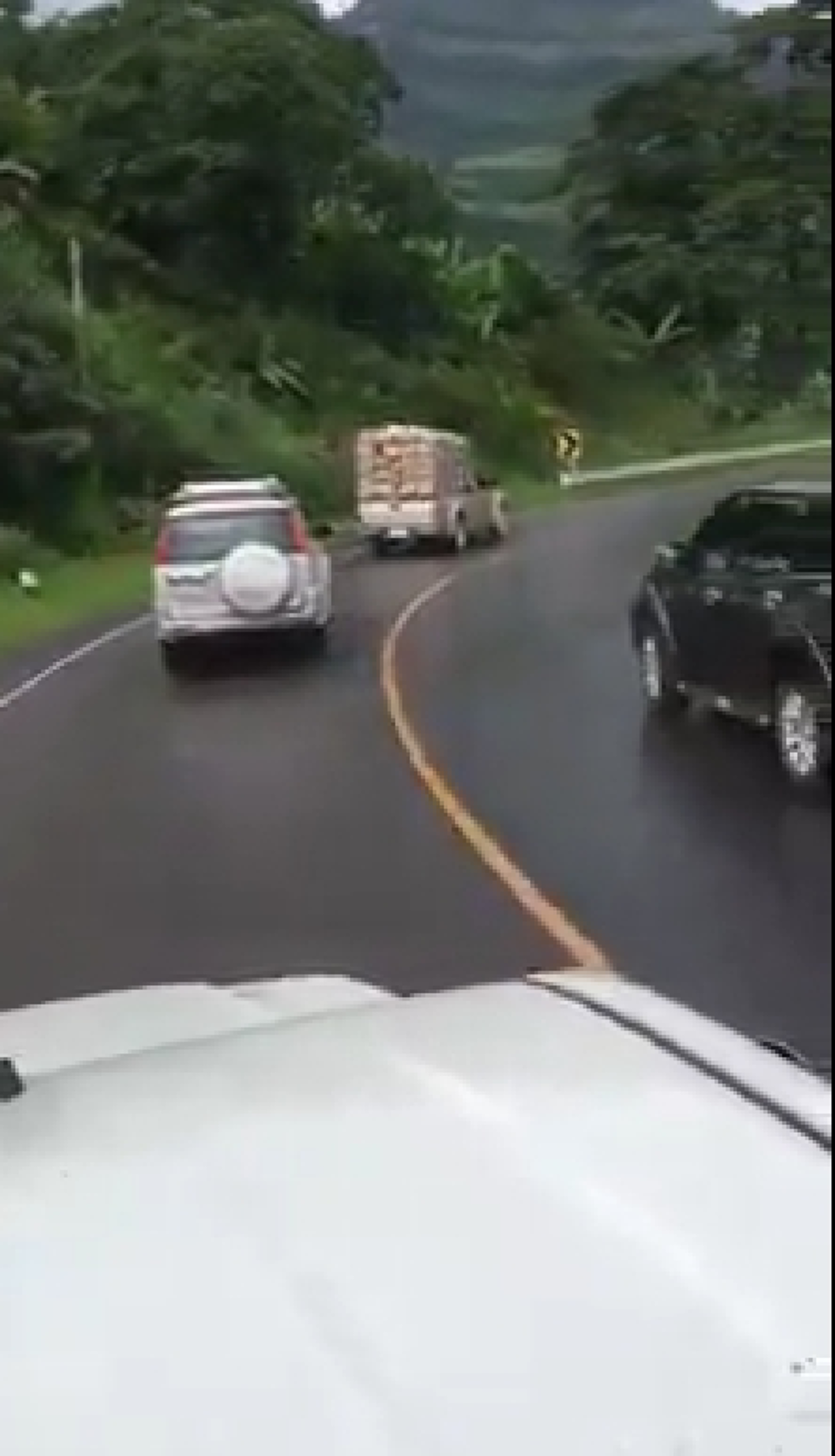 เกือบพาคนอื่นซวยไปด้วย!! สุดทราม "ปาเจโร่" ปาดแซง ทางลง "ภูทับเบิก" ตอนฝนตกถนนลื่น สุดท้ายกรรมตามสนอง..รถหมุน360องศา?? (ชมคลิป)