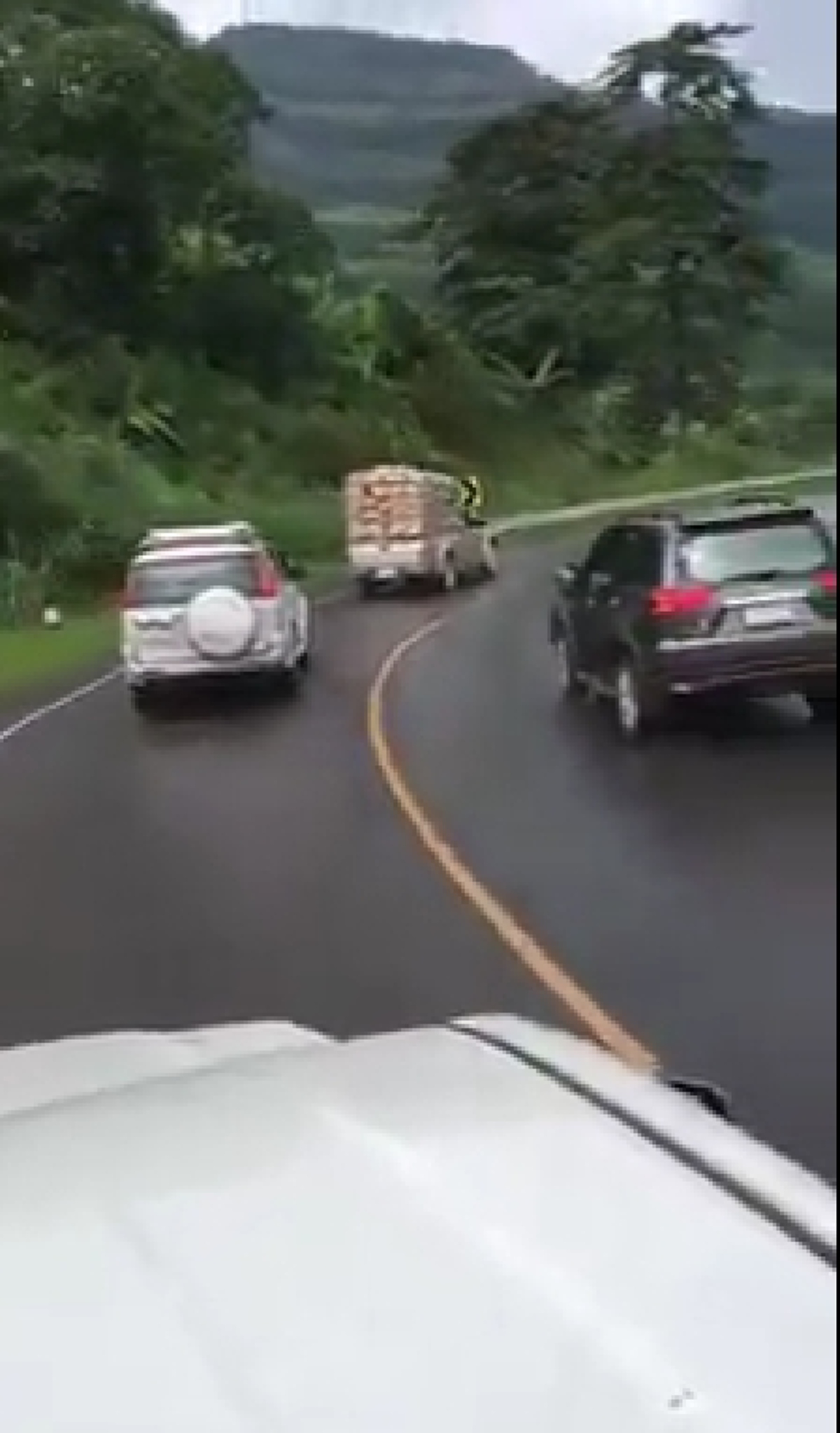 เกือบพาคนอื่นซวยไปด้วย!! สุดทราม "ปาเจโร่" ปาดแซง ทางลง "ภูทับเบิก" ตอนฝนตกถนนลื่น สุดท้ายกรรมตามสนอง..รถหมุน360องศา?? (ชมคลิป)