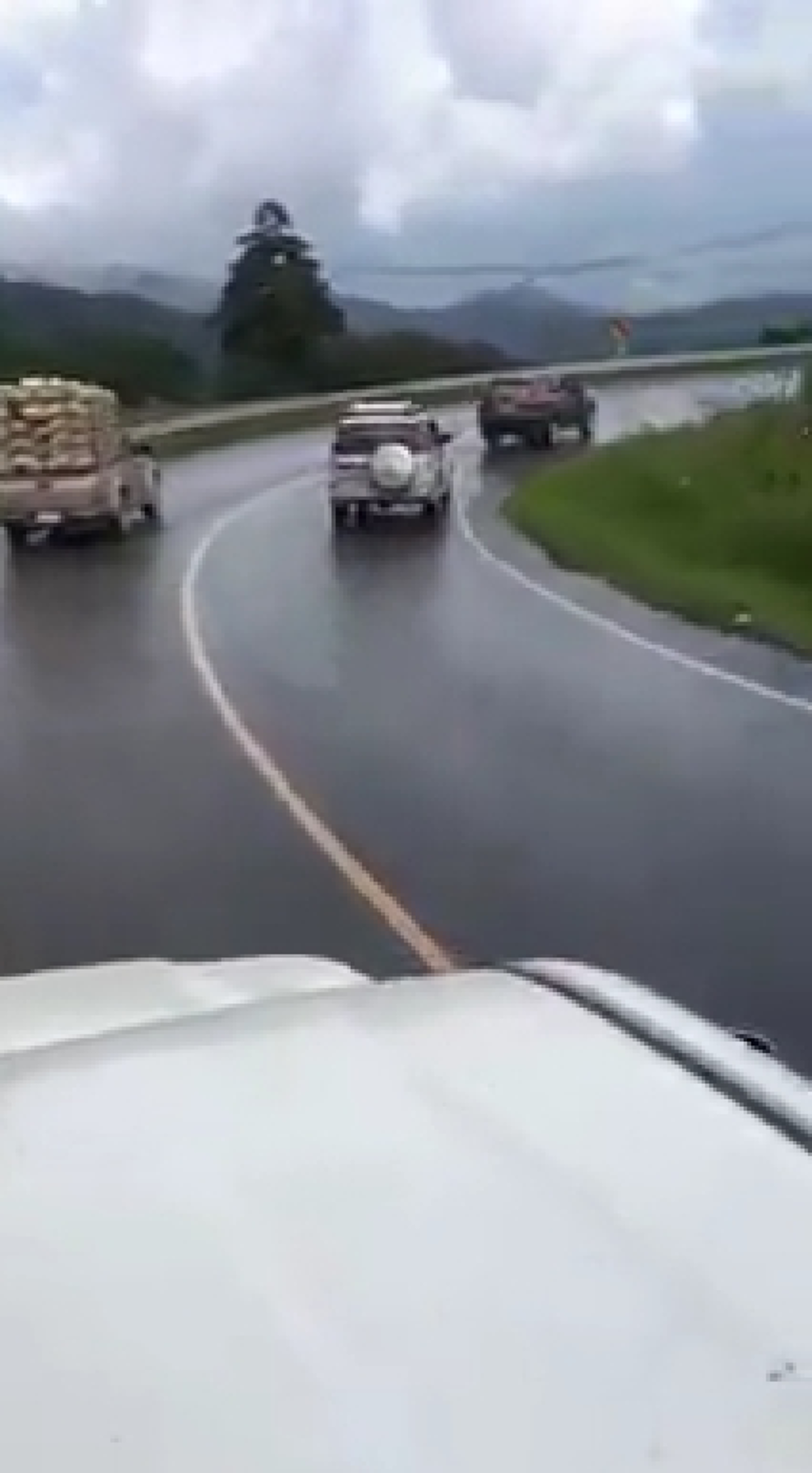 เกือบพาคนอื่นซวยไปด้วย!! สุดทราม "ปาเจโร่" ปาดแซง ทางลง "ภูทับเบิก" ตอนฝนตกถนนลื่น สุดท้ายกรรมตามสนอง..รถหมุน360องศา?? (ชมคลิป)