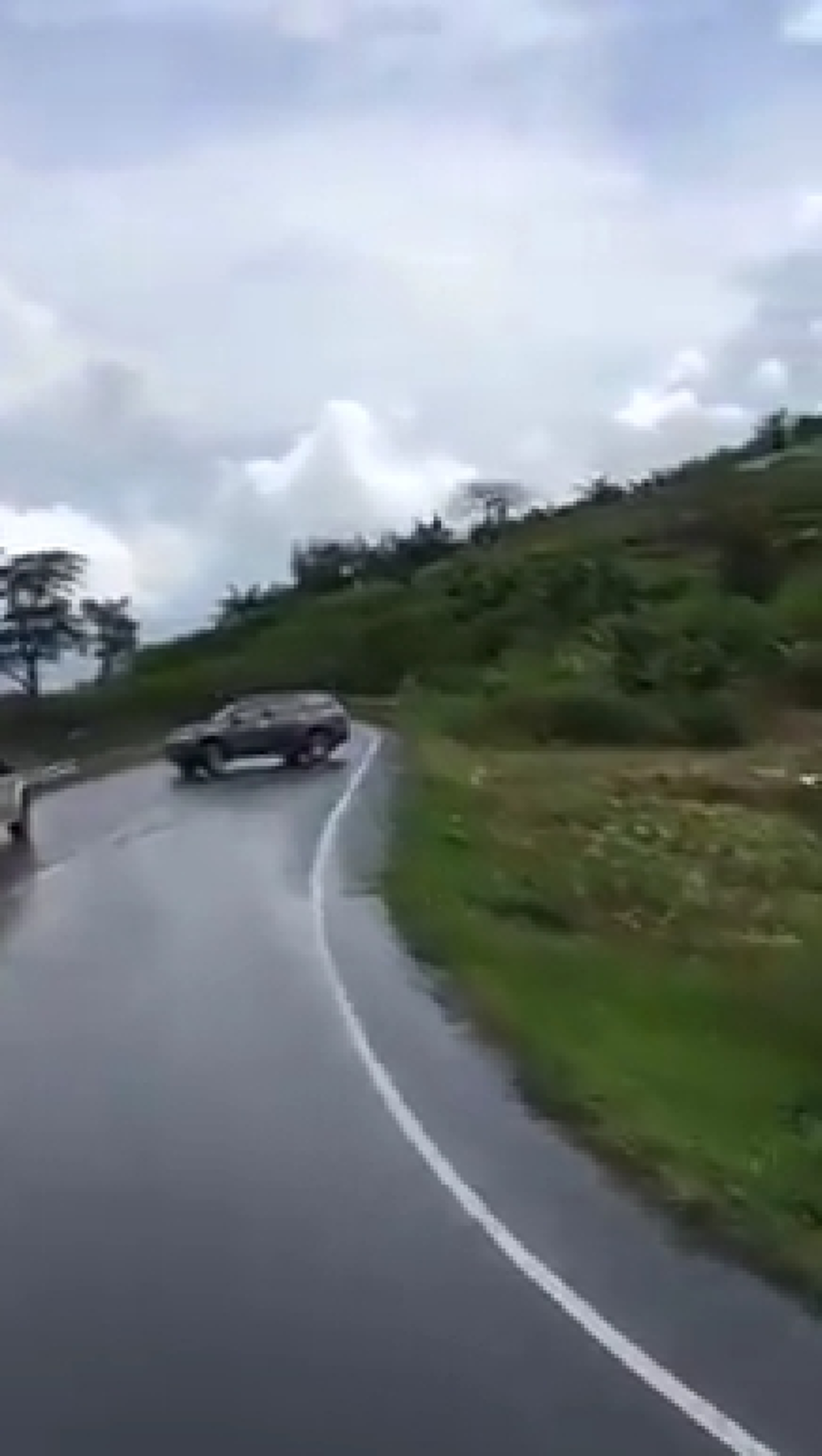 เกือบพาคนอื่นซวยไปด้วย!! สุดทราม "ปาเจโร่" ปาดแซง ทางลง "ภูทับเบิก" ตอนฝนตกถนนลื่น สุดท้ายกรรมตามสนอง..รถหมุน360องศา?? (ชมคลิป)