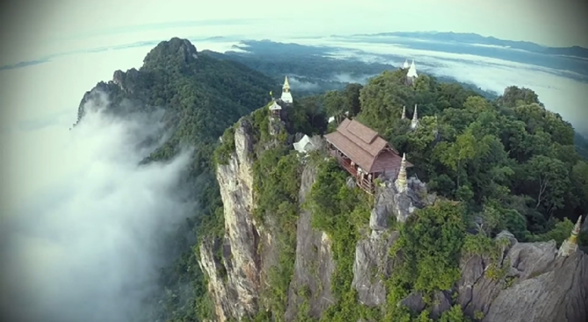 มหัศจรรย์แห่งพลังศรัทธา!! ชวนชม “วัดเฉลิมพระเกียรติพระจอมเกล้าราชานุสรณ์” ณ ลำปาง งามสง่าริมผาสูงชัน สุดยอดUnseen Thailand !!