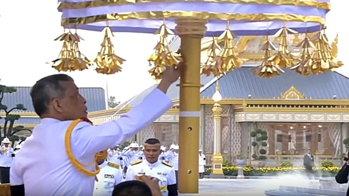 สมเด็จพระเจ้าอยู่หัว เสด็จพระราชดำเนินไปทรงยกนพปฎลมหาเศวตฉัตรยอดพระเมรุมาศ ในพระราชพิธีถวายพระเพลิงพระบรมศพ ในหลวงรัชกาลที่ 9