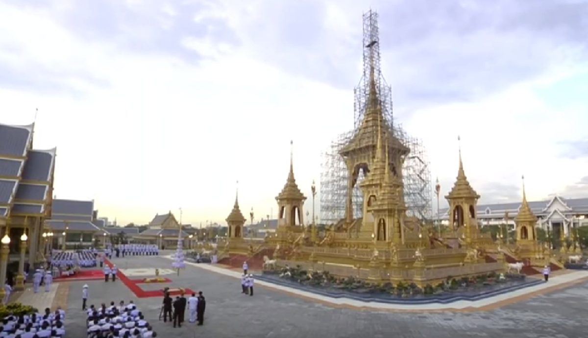 สมเด็จพระเจ้าอยู่หัว เสด็จพระราชดำเนินไปทรงยกนพปฎลมหาเศวตฉัตรยอดพระเมรุมาศ ในพระราชพิธีถวายพระเพลิงพระบรมศพ ในหลวงรัชกาลที่ 9