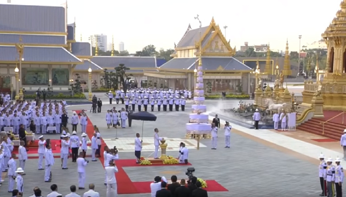 สมเด็จพระเจ้าอยู่หัว เสด็จพระราชดำเนินไปทรงยกนพปฎลมหาเศวตฉัตรยอดพระเมรุมาศ ในพระราชพิธีถวายพระเพลิงพระบรมศพ ในหลวงรัชกาลที่ 9