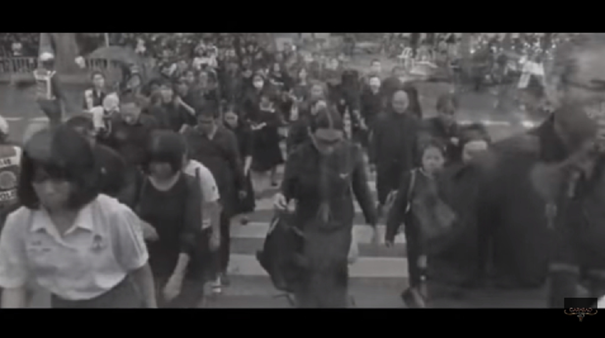กลั่นจากหัวใจ!!! "แอ๊ด คาราบาว" ร้องเพลง "คืนสู่สวรรค์" แต่งโดย "พระอาจารย์ ว.วชิระเมธี" ถวายอาลัยแด่พ่อหลวง ร.9 ครั้งสุดท้าย!!! (มีคลิป)