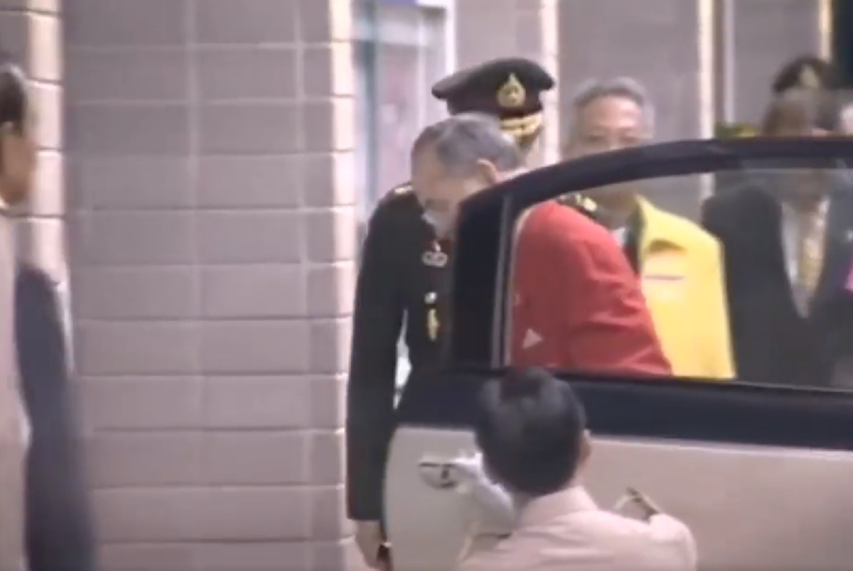 รอยยิ้มของพ่อ!! เหตุการณ์ครั้งหนึ่ง เมื่อผู้ช่วยสารถีปิดประตูรถชน “พ่อ” แต่ “พ่อ” ไม่เคยโกรธ รักพระองค์สุดหัวใจ (ชมคลิป)