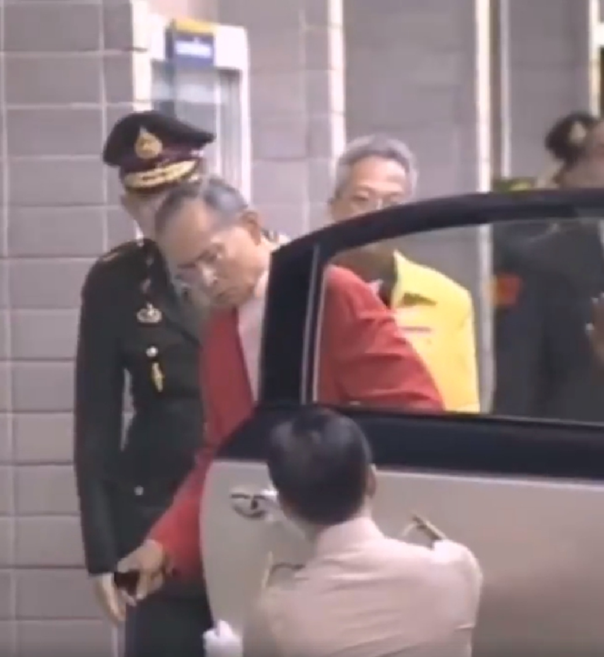 รอยยิ้มของพ่อ!! เหตุการณ์ครั้งหนึ่ง เมื่อผู้ช่วยสารถีปิดประตูรถชน “พ่อ” แต่ “พ่อ” ไม่เคยโกรธ รักพระองค์สุดหัวใจ (ชมคลิป)
