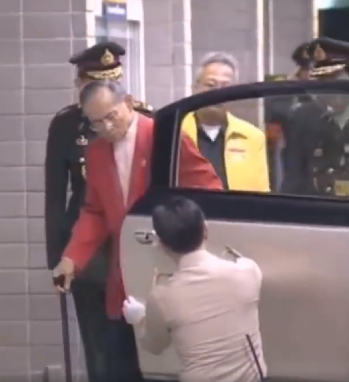 รอยยิ้มของพ่อ!! เหตุการณ์ครั้งหนึ่ง เมื่อผู้ช่วยสารถีปิดประตูรถชน “พ่อ” แต่ “พ่อ” ไม่เคยโกรธ รักพระองค์สุดหัวใจ (ชมคลิป)