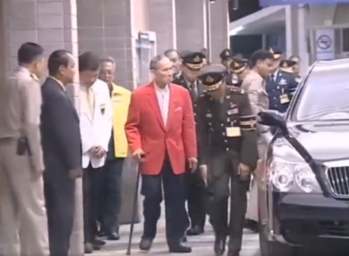 รอยยิ้มของพ่อ!! เหตุการณ์ครั้งหนึ่ง เมื่อผู้ช่วยสารถีปิดประตูรถชน “พ่อ” แต่ “พ่อ” ไม่เคยโกรธ รักพระองค์สุดหัวใจ (ชมคลิป)