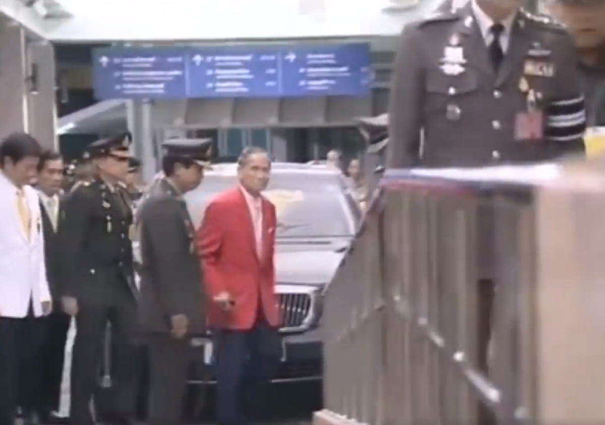 รอยยิ้มของพ่อ!! เหตุการณ์ครั้งหนึ่ง เมื่อผู้ช่วยสารถีปิดประตูรถชน “พ่อ” แต่ “พ่อ” ไม่เคยโกรธ รักพระองค์สุดหัวใจ (ชมคลิป)