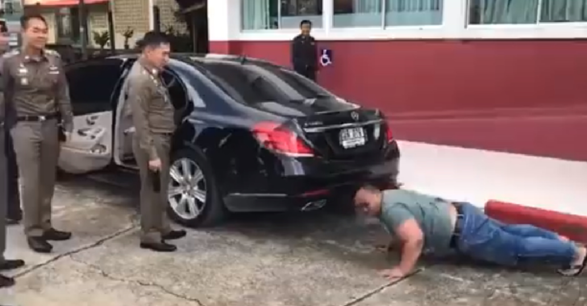 แห่แชร์สนั่น!! วินาที "บิ๊กแป๊ะ" สั่งวิดพื้นนายตำรวจร่างอวบ หลังไม่แน่ใจเป็นตำรวจจริง!! โซเชียลแซวแรง..อยากเห็น ผบ.ตร. วิดบ้าง?? (ชมคลิป)