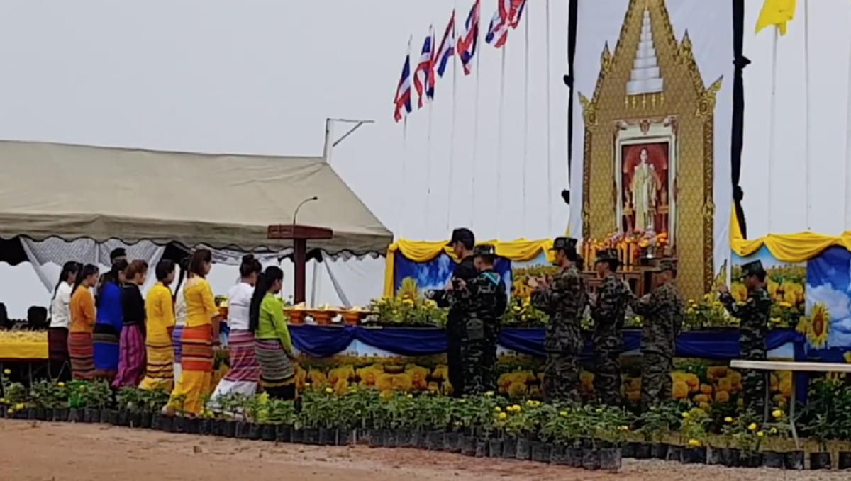 น้อมส่งสู่สวรรคาลัย"กองทัพรัฐฉาน"ร่วมจัดพิธีถวายดอกไม้จันทน์"ในหลวงร.๙"ถวายอาลัยบนดอยไตแลง