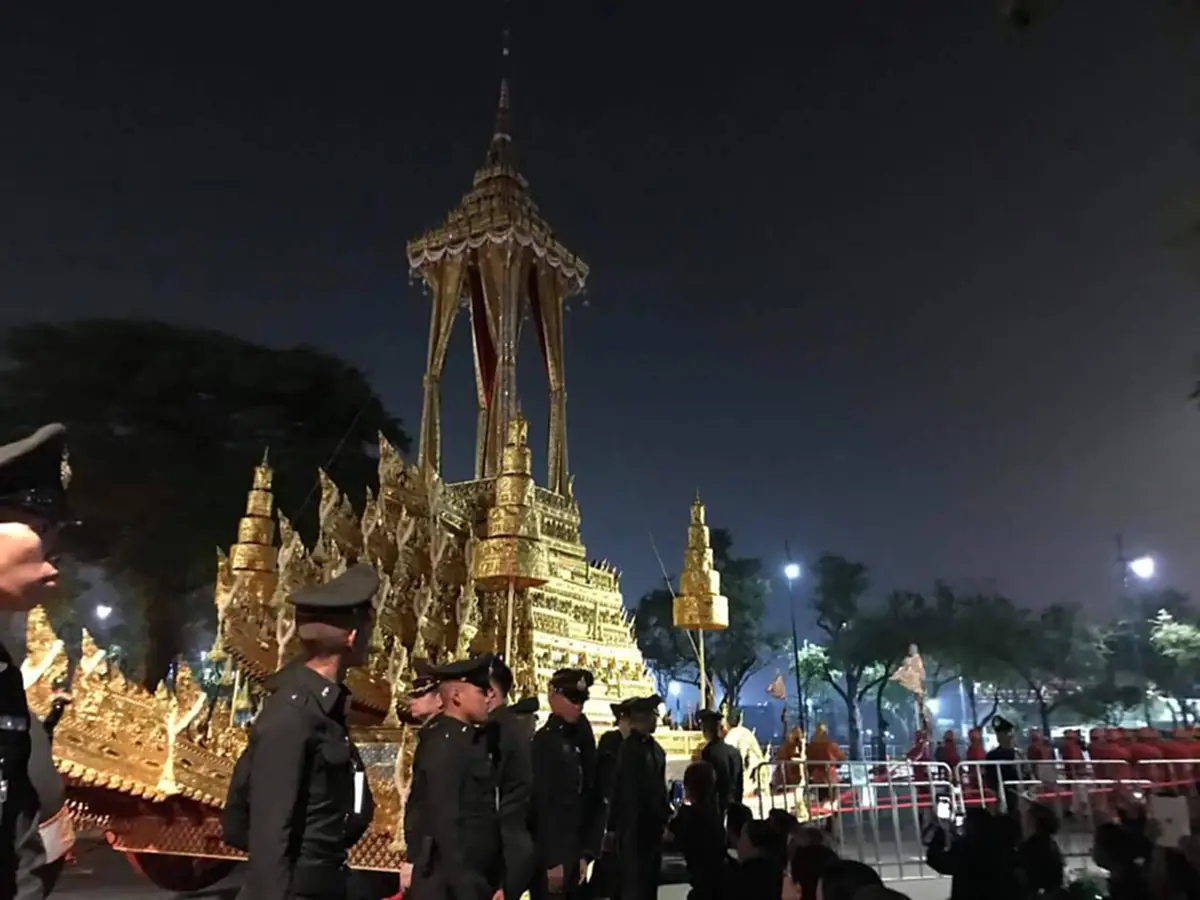 "อย่าให้เขารู้สึกแย่แค่เสื้อผ้า" ในหลวง ร.10ทรงเป็นห่วง ปชช.ที่กลัวชุดไม่เรียบร้อยโดยรับสั่งกับ ขรก.อย่าเคร่งครัดนัก (รายละเอียด)