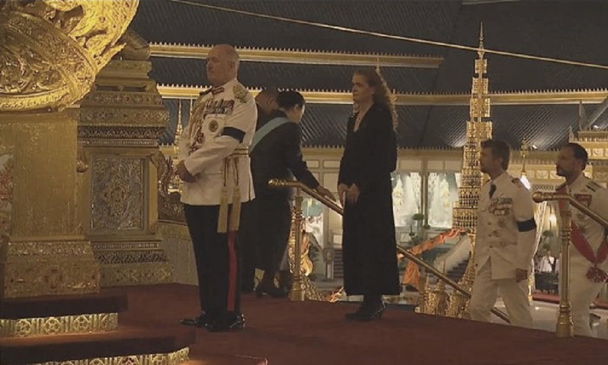 เปิดประวัติ จูลีย์ พาแย็ตต์ สตรีแต่งชุดดำธรรมดา และสะพายกระเป๋าเป้ ขึ้นถวายพระเพลิงพระบรมศพบนพระเมรุมาศ