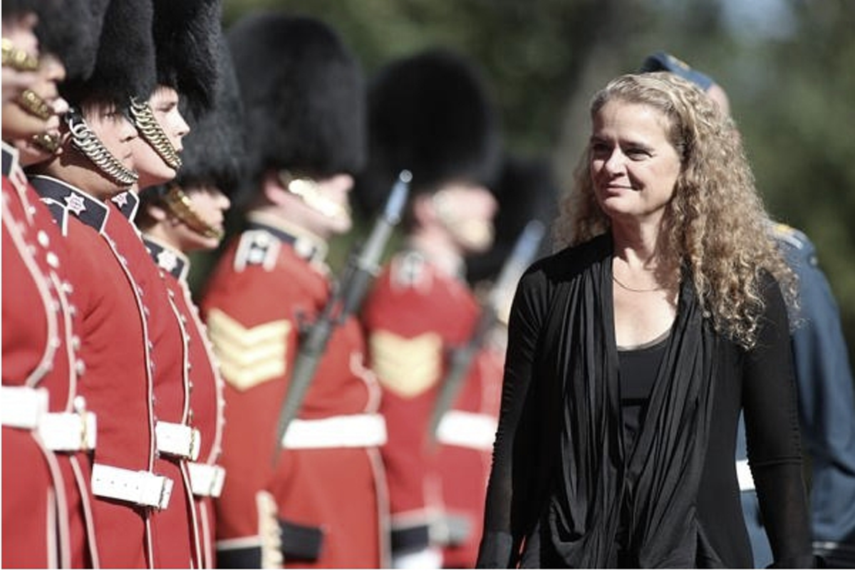 เปิดประวัติ จูลีย์ พาแย็ตต์ สตรีแต่งชุดดำธรรมดา และสะพายกระเป๋าเป้ ขึ้นถวายพระเพลิงพระบรมศพบนพระเมรุมาศ