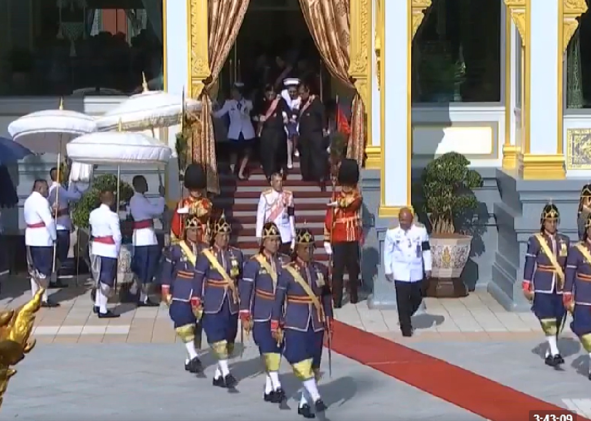 ในวันที่ไม่มีพ่อ!! ประชาชนคนไทยตื้นตัน สมเด็จพระเทพ คอยประคองเจ้าฟ้าหญิงจุฬาภรณ์ “ในหลวง” ทรงคอยห่วงไม่ห่างพระวรกาย (ชมภาพ)