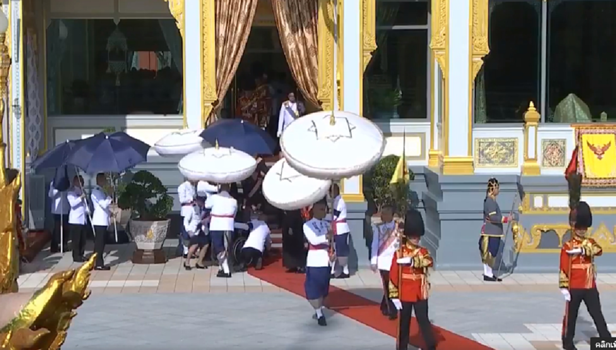 ในวันที่ไม่มีพ่อ!! ประชาชนคนไทยตื้นตัน สมเด็จพระเทพ คอยประคองเจ้าฟ้าหญิงจุฬาภรณ์ “ในหลวง” ทรงคอยห่วงไม่ห่างพระวรกาย (ชมภาพ)