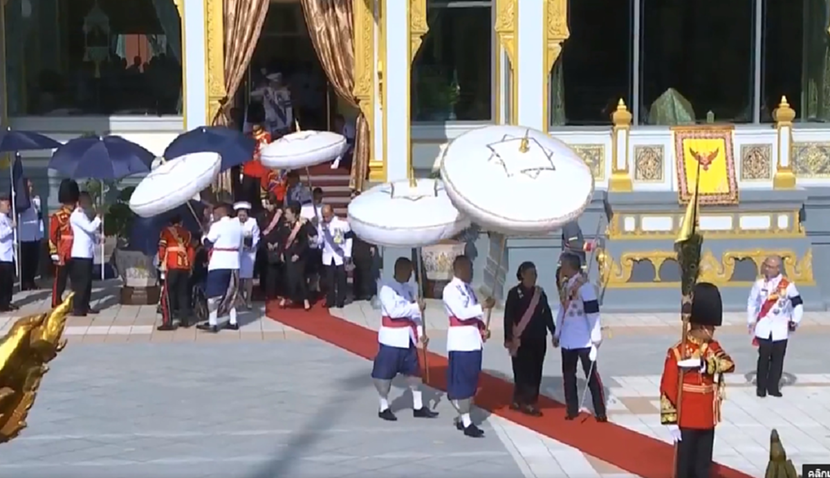 ในวันที่ไม่มีพ่อ!! ประชาชนคนไทยตื้นตัน สมเด็จพระเทพ คอยประคองเจ้าฟ้าหญิงจุฬาภรณ์ “ในหลวง” ทรงคอยห่วงไม่ห่างพระวรกาย (ชมภาพ)