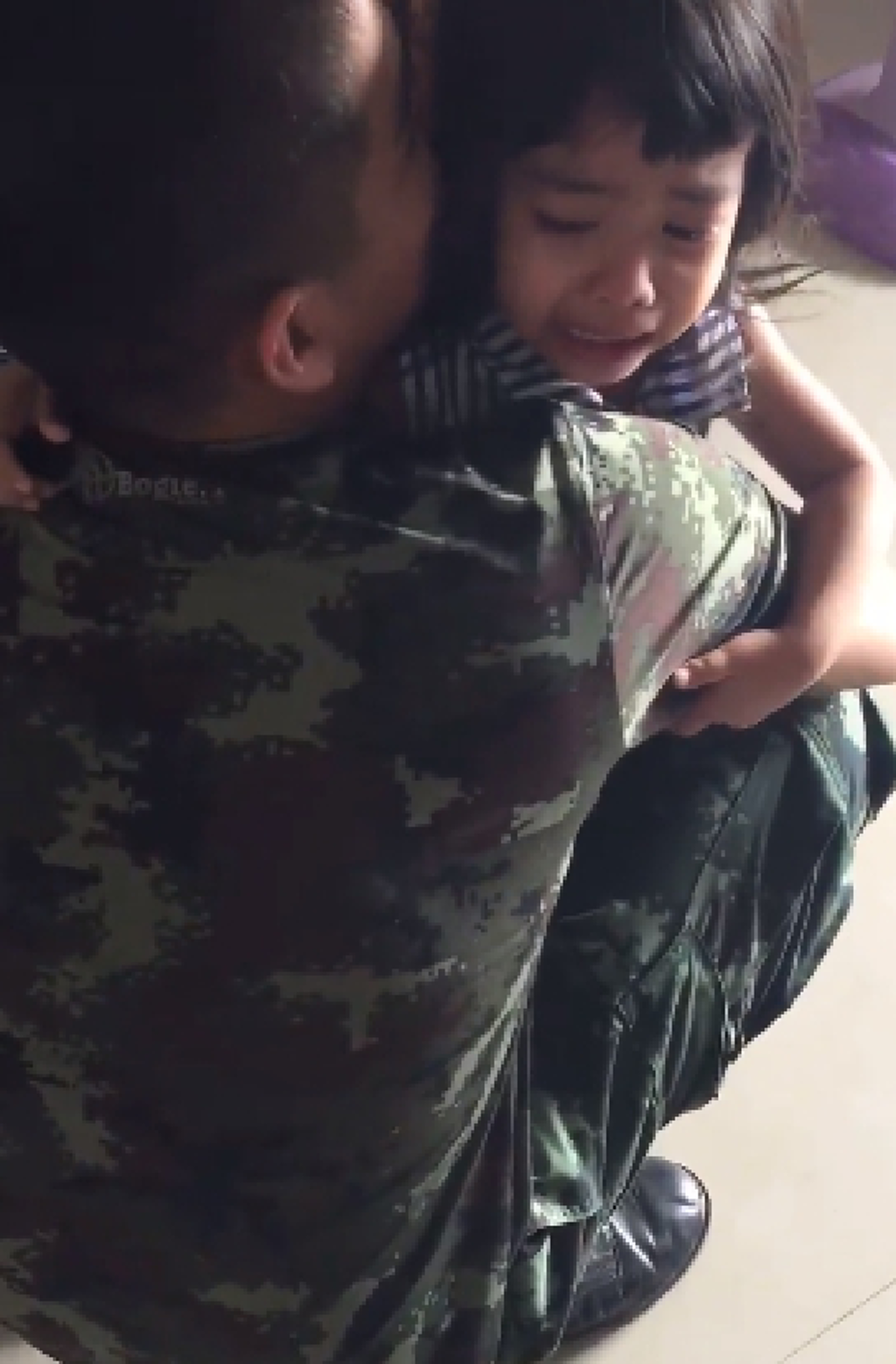 ทุกครั้งที่พ่อต้องกลับค่าย!! ลูกสาวร้องไห้ระงมเมื่อพ่อที่เปรียบดัง "รั้วของชาติ"ต้องกลับไปทำหน้าที่ ผู้เป็นพ่อได้แต่ปลอบ "เดี๋ยวพ่อก็มาแล้ว"