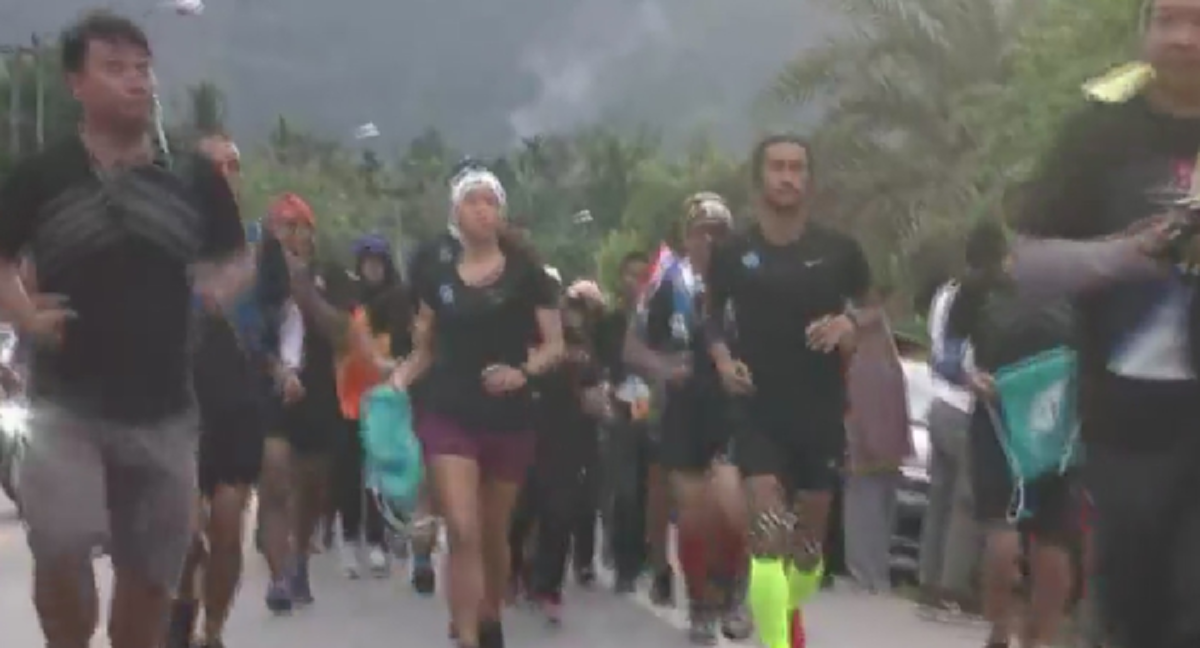 "ทหารยอมใจ" "ตูน บอดี้สแลม" ใช้เส้นทาง ตาเนาะปูเต๊ะ ที่เป็น RED ZONE ของบันนังสตาอย่างไม่เกรงกลัวใดๆ (คลิป)