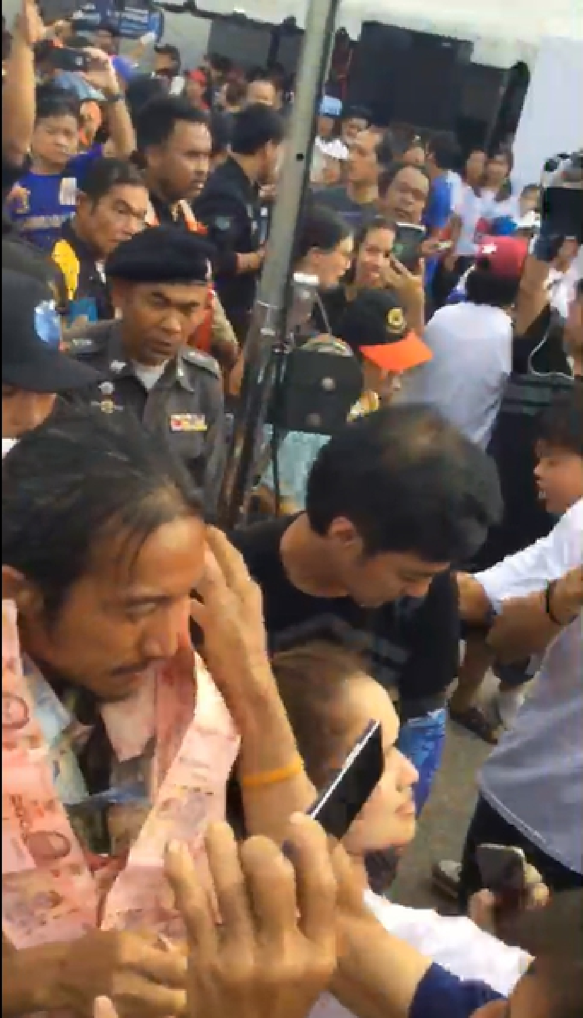 ชาวหาดใหญ่แห่ต้อนรับ "ตูน" อย่างอุ่นหนาฝาคั่ง เงินบริจาคทะลุ 106 ล้านบาท (คลิป)