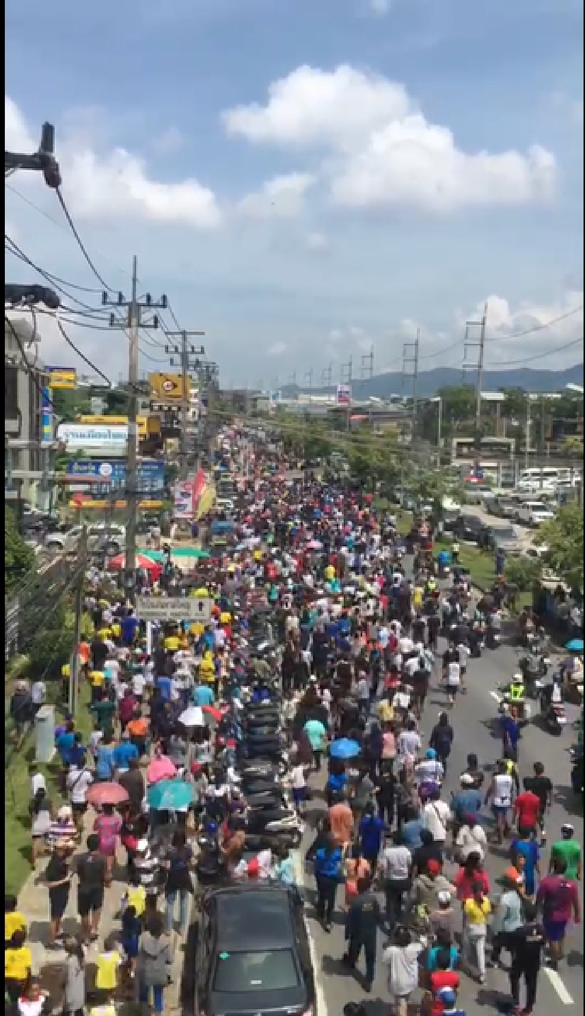 ชาวหาดใหญ่แห่ต้อนรับ "ตูน" อย่างอุ่นหนาฝาคั่ง เงินบริจาคทะลุ 106 ล้านบาท (คลิป)