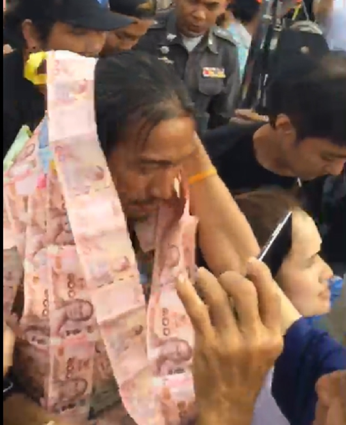 ชาวหาดใหญ่แห่ต้อนรับ "ตูน" อย่างอุ่นหนาฝาคั่ง เงินบริจาคทะลุ 106 ล้านบาท (คลิป)