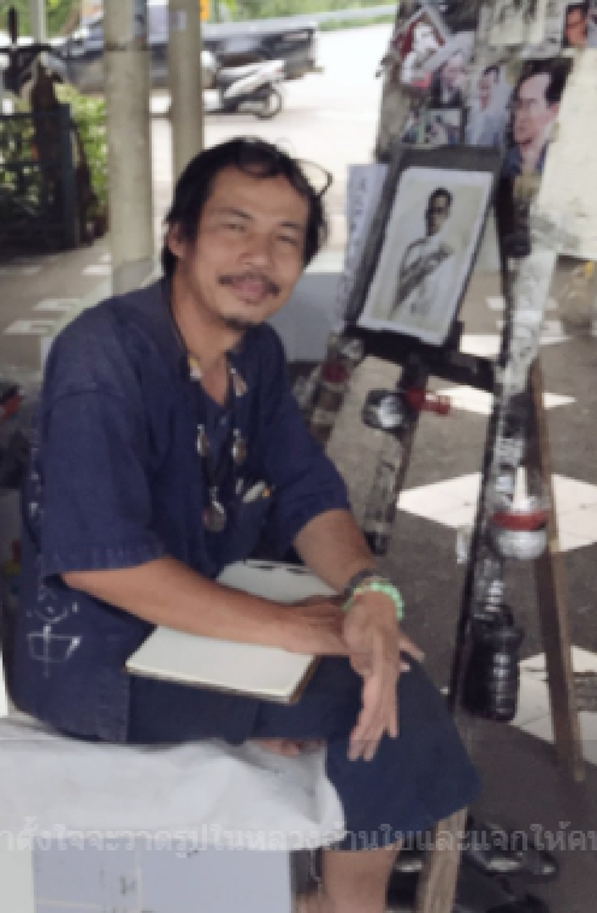 หนุ่มโพสต์ชื่นใจ !! หนุ่มแวะจุดชมวิวดอยสุเทพเจอลุงกำลังวาดพระบรมสาทิสลักษณ์ ร.9 หวังวาดแจกให้คนไทย 1 ล้านใบ