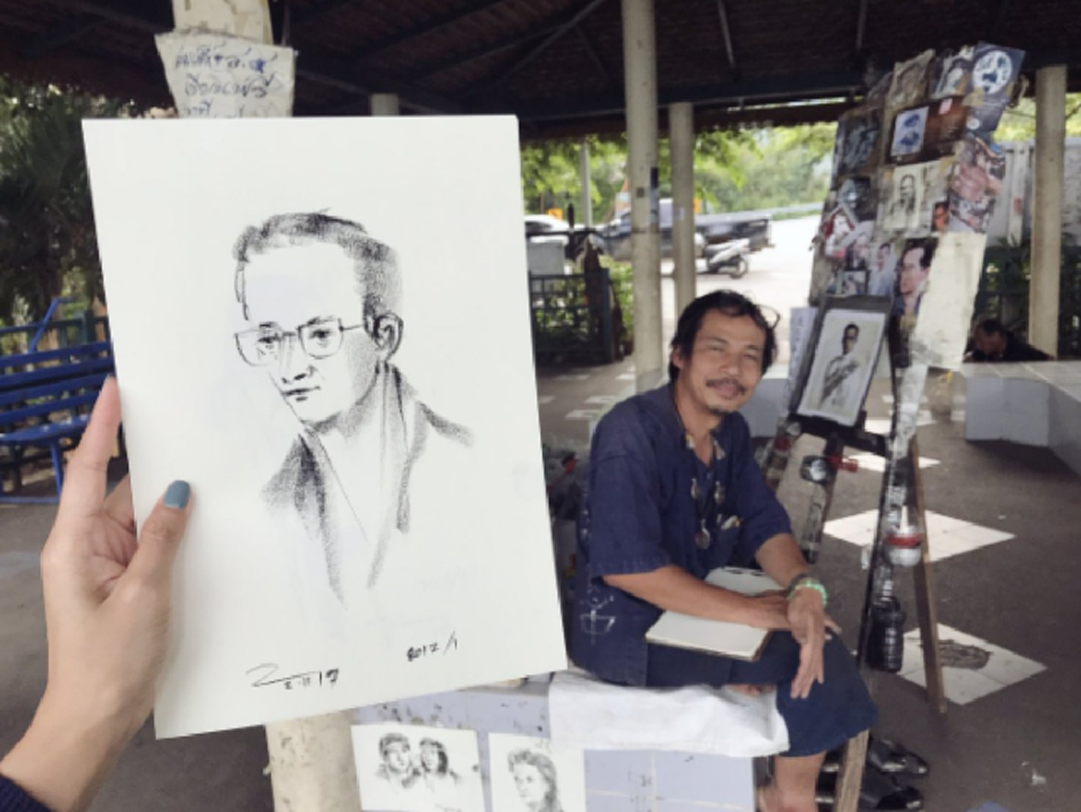 หนุ่มโพสต์ชื่นใจ !! หนุ่มแวะจุดชมวิวดอยสุเทพเจอลุงกำลังวาดพระบรมสาทิสลักษณ์ ร.9 หวังวาดแจกให้คนไทย 1 ล้านใบ